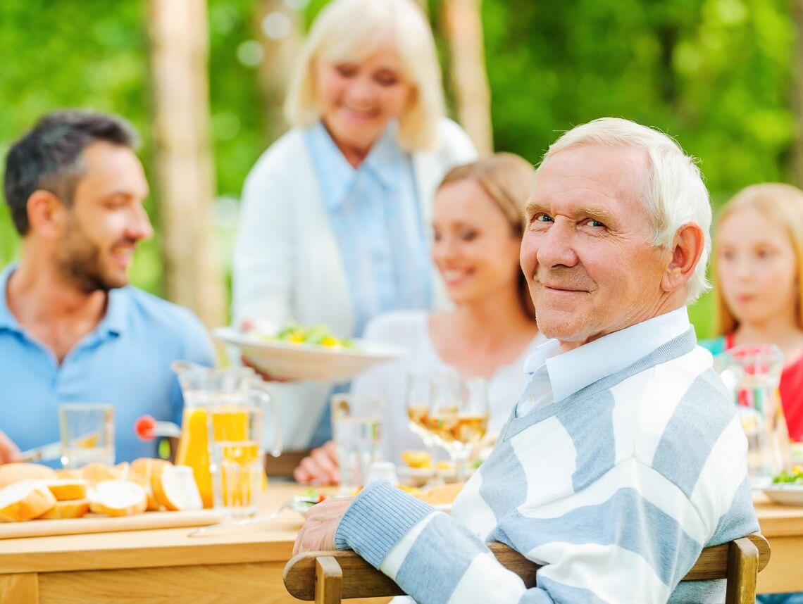 Tips for a Memorable Family Reunion for a Senior with Dementia